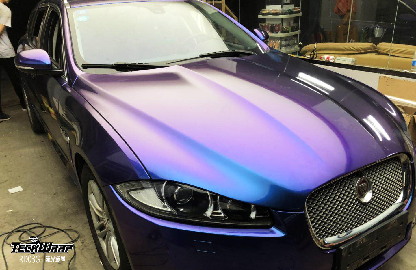 捷豹汽车改色贴膜新风尚 TeckWrap美国秃鹰RD03G流光鸢尾与冷藏车的跨界艺术