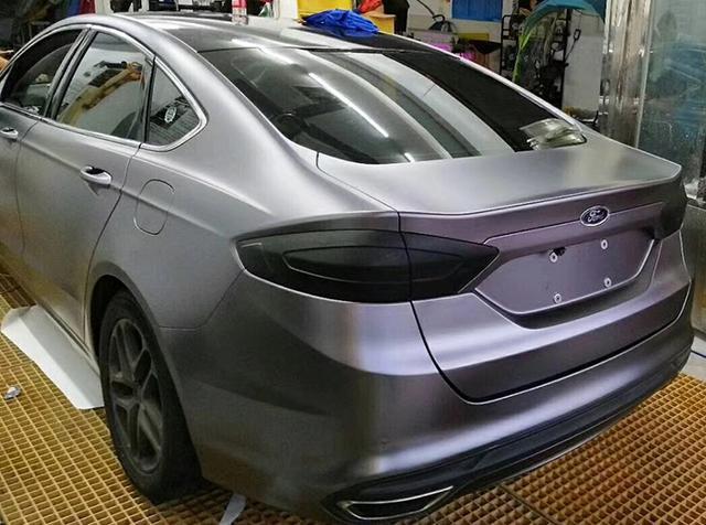 蒙迪欧电光炭灰 当经典轿跑邂逅爆款改色，演绎移动冰霜美学